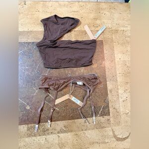 NWT SKIMS 2 piece set XS Garter XXS Top

LOT BIN 20